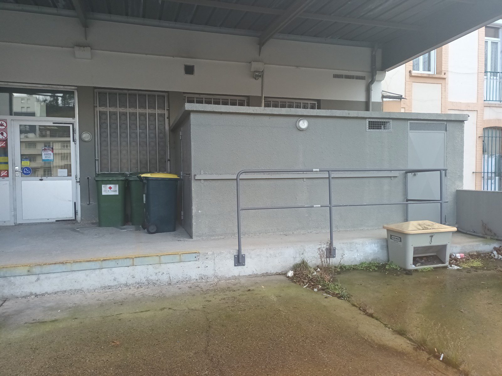 Vraie pépite grand local dans le Centre du Chambon Feugerolles avec parking privatif